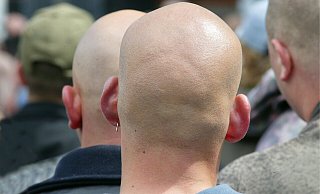 Rund 100 Rechtsextreme sollen sich am Freitag in einer ehemaligen Gärtnerei in Veltheim zu einem Konzert eingefunden haben (Symbolfoto). - picture alliance / Ulrich Baumgarten