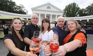 Im vergangenen Jahr stießen Angelina Kappler (Weingut Weyl), Wigbert Feser (Weingut Feser), Steffi Balz (Weingut Balz und somit dieses Jahr nicht dabei), Organisator Friedrich Kirchner und Annette Feser (Weingut Feser) mit einem guten Tropfen an. - Ulf Hanke