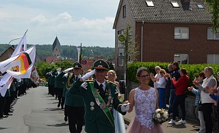 Das Königspaar André und Stefanie Lorang wird beim Umzug durch Wewer bejubelt. - Michael Kuppe