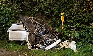 Der X1 des 64-jährigen Mindeners wurde bei dem Unfall völlig zerstört. Das Auto stürzte mehrere Meter von der Autobahn in die Tiefe. - Andreas Eickhoff