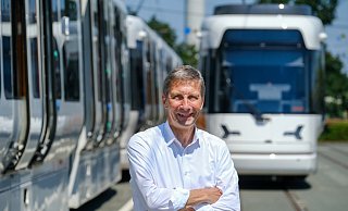 Zwischen zwei Vamos-Stadtbahnen: Kai-Uwe Steinbrecher war seit 2002 Technik-Chef bei Mobiel. - Andreas Zobe