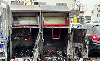 In Jöllenbeck brannten zwei große Kleidercontainer restlos aus. Von den Altkleidern sind nur noch verkohlte Lumpen übrig. - Paul Brinkmann