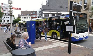 An den Bushaltestellen und in den Bussen selbst gilt nach wie vor Maskenpflicht. Der Rückgang bei den Fahrgastzahlen ist derzeit nach Angaben des Unternehmens immer noch beträchtlich. - Hans-Hermann Igges