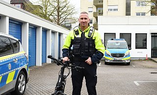 Christian Stratmann ist als Bezirksdienstbeamter für die Paderborner Polizei in der Südstadt im Einsatz. Dort ist er auch viel mit dem Fahrrad unterwegs. - Lena Henning