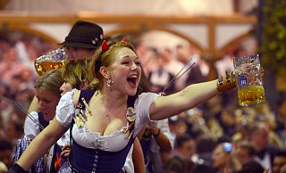 Dirndl, Lederhosen und Maßkrüge sah man in den vergangenen Jahren häufig beim Löhner Oktoberfest. Jetzt wäre es an der Zeit für etwas Neues. - Felix Hörhager Dirndl, Lederhosen und Maßkrüge sah man in den vergangenen Jahren häufig beim Löhner Oktoberfest. Jetzt wäre es an der Zeit für etwas Neues. - Felix Hörhager