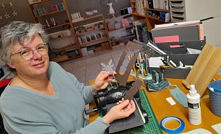Heike Hoppe an ihrem Arbeitsplatz mit einer Stanze für niedliche Elche. - Simone Flörke