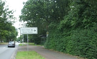 Hier geht's auch zum Atoll und zum Neuen Theater. Das auf der rechten Seite zu sehende völlig eingegrünte Grundstück hat die Stadt Espelkamp für den Neubau einer Polizeiwache zur Verfügung gestellt. - Karsten Schulz