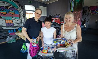 v.l: Benjamin Varnholt, Lydia Westhoff-Titze und Richildis Wälter zeigen, welche Materialien sie an Familien ausgeben. - Oliver Krato