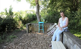 Barbara Hucht am Himmelsplatz, einer Art Outdoor-Klassenzimmer, das mit Leben und Ideen gefüllt werden soll. Es liegt sehr versteckt hinter dem ehemaligen Park der Schwestern von Haus Maria. - Simone Flörke