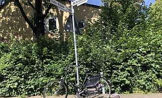 An der Sekundarschule Königsbrügge ist seit Monaten ein stabiles Hollandrad angekettet. Wind, Wetter und vielleicht auch Menschen haben inzwischen ihre Spuren hinterlassen. - Silke Kröger