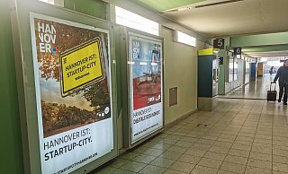 Die Region Hannover wirbt mit einer Vielzahl an Plakaten in Bielefeld, unter anderem hier im Hauptbahnhof, für sich als Stadt. Stadtmarketing wird laut Uni-Professor Reinhold Decker immer wichtiger. - Pauline Maus