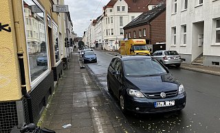 Fall 1: An der Rohrteichstraße darf man in Höhe des Bücherladens Kronenklauer parken. Aber nicht auf dem Gehweg. Die erkennbare weiße Linie sorgt für Verwrrung. - Jens Reichenbach