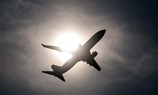 Für innerdeutsche Flüge soll künftig eine Kerosinsteuer anfallen. Davon betroffen wären laut Grünen vor allem Business-Flüge. - Federico Gambarini