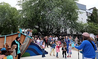 Die Fertigstellung des Spielschiffes am Linnenbauerplatz ist nur eine von vielen guten Nachrichten aus der Herforder Innenstadt. Die Kindermusik-Band Pia und Nino hatten eine Seifenblasenmaschine zur Eröffnung Anfang August mitgebracht. Im Hintergrund ist die ehemalige H&M-Immobilie zu sehen. Auch hier gibt es Neuigkeiten. - Frank-Michael Kiel-Steinkamp