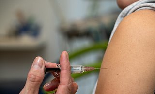 Laut dem Arzt aus Spenge könne die Infektionswelle nur durch Impfungen abgefedert werden. - dpa