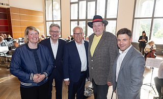 Ehrung für langjährige Genossen: (v.l.) Unterbezirskvorsitzende Wiebke Esdar und Landeschef Achim Post gratulieren Pit Clausen und Günter Garbrecht.Glückwünsche gab's auch vom SPD-Stadtverabndsvorsitzenden Frederik Suchla. - Oliver Krato