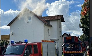 Starke Rauchentwicklung zeigte sich am Samstagnachmittag an diesem Haus in Vinsebeck. - FFW Steinheim