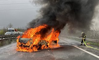 Erst fängt ein Auto Feuer, dann steht auch das zweite Fahrzeug in Flammen. - Feuerwehr