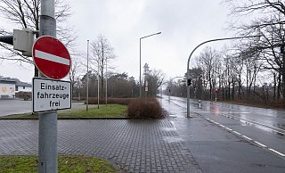 Im Kreuzungsbereich von Bielefelder Straße/Rolfshof neben der Feuerwehrwache ist ursprünglich ein Kreisverkehr geplant gewesen. Den Verkehr wird aber auch künftig eine Ampel regeln. - Niklas Tüns