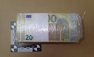 Gern gefälscht und gut verpackt: Dieses Beispielbild zeigt ein in Folie eingewickeltes Bündel von 20 Euro-Blüten, die nahe Köln sichergestellt worden. - Polizei Köln