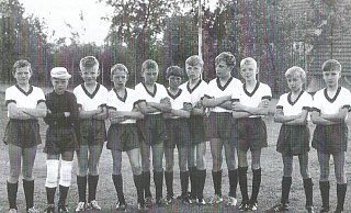 Schwarz-Weiße Fußball-Nostalgie aus der Saison 1969/70: Helmut Bernecker (v. l.), Wilfried Schmieder, Klaus Detring, Norbert Götz, Jürgen Kraft, Werner Böttcher, Rolf Erbes, Hermann Höhne, Erwin Kaiser, Wolfgang Rullkötter und Roland Schmaltz kickten einst gemeinsam in C-Jugend der SG Rot-Weiß Eickum. - Repro Thorsten Mailänder