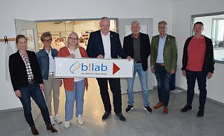 Vertreter der Stadt Höxter, der TH OWL und des KWG informieren sich vor Ort über die Arbeit des Beverunger Biolabor „B!lab“. Schulleiterin Heike Edeler (v. l.), Abteilungsleiterin Schulen Brigitte Husemann, Laborleiterin Petra Schröder, Bürgermeister Daniel Hartmann, Sebastian Ellinghaus vom Betreiberverein, Schuldezernent Stefan Fellmann und Markus Weißbrich, Vorsitzender der Höxteraner Stadtelternpflegschaft. Foto: Stadt Höxter - Stadt Höxter