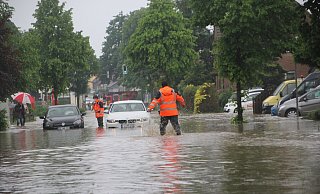 Feuerwehrleute helfen Autofahrern in Bünde, die nach dem Starkregen auf der überfluteten Engerstraße feststecken. - Florian Weyand
