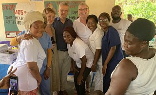 Im Frühjahr ist Susanne Schröder wieder nach Sierra Leone gereist. Mit dem deutschen Botschafter besucht sie ein Dorf, das von den Driving Doctors aus Stift Quernheim medizinisch versorgt wird. - Privat