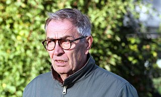 Ernste Miene: Bruno Obens vom Abteilungsvorstand musste das Aus der 2. Mannschaft des SC Herford verkünden. - Stefan Hageböke