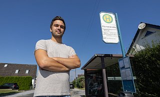 Tom Broose an der Bushaltestelle Römerstraße in Altenhagen. Von hier aus ist seine Tochter sonst immer mit ihrem kostenlosen Busticket zur Grundschule gefahren. - Oliver Krato