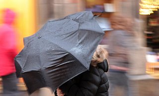 Die Woche endet in OWL mit wechselhaftem Wetter. Am Freitag wehen stürmische Böen. - picture alliance
