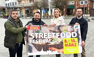 Onur Sönmez und Engin Ulupinar (v. l.) von der Streetfood-Agentur aus Kalkar freuen sich mit Anke Hammerström (Citymanagerin Büren) und Alexander Menke (Stadtmarketing Büren) auf das Streetfood-Festival. - Stadt Büren