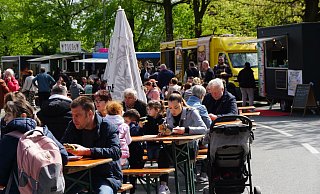 Besser hätte das Wetter nicht sein können: Das gesamte Wochenende blieb es trocken, am Samstag sogar überwiegend sonnig. So strömten dann auch zahlreiche Menschen nach Kirchlengern. - Birgit Heitz