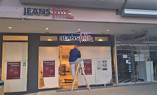 Die Schaufensterscheiben beim Jeans Fritz sind zugeklebt, drinnen wird gearbeitet. - Simone Flörke