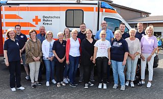Bei der Mitgliederversammlung des DRK-Stadtverbandes zeichnete die Vorsitzende Tanja Tolzmann (l.) bei der Mitgliederversammlung Stefan Schölzel (ab 2.v.l.), Christine Austermann, Jan Koll, Veronika Scheipers, Ulrike Fischbach-Mergen, Maike Twielemeier, Hiltrud Dunschen, Christine Schwarzenberg, Silvia Niermann, Olaf Kiefer, Brigitte Glahe, Jonas Drohsel, Marlies Hönsch, Roman Kriesten und Gisela Kößmeier aus. - DRK-Stadtverband