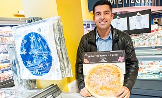Rajdin Özden ist mit seinen "La Perla Originale"-Tiefkühlpizzen in einigen Supermärkten vertreten. Wegen einer Veränderung des Verpackungsdesigns lädt er zum Werksverkauf. - Ralf Bittner