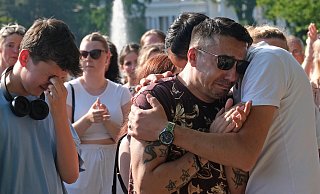 Bürgermeister Lars Bökenkröger applaudiert auf Wunsch der Familie dem Musiker Philipos T.. Während dessen bricht der Vater des 20-Jährigen in Tränen aus. - Thorsten Gödecker