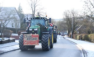 Die Landwirte im Kreis Höxter sind immernoch wütend. Am Montag, 8. Januar, zog der Protestzug auch durch Entrup, den Heimatort des bundespolitischen Sprechers der Kreis-SPD, Ulrich Kros. - David Schellenberg Die Landwirte im Kreis Höxter sind immernoch wütend. Am Montag, 8. Januar, zog der Protestzug auch durch Entrup, den Heimatort des bundespolitischen Sprechers der Kreis-SPD, Ulrich Kros. - David Schellenberg
