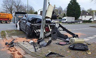 Ein Trümmerfeld hat der Autofahrer an der zerstörten Ampel an der B61 hinterlassen. - Irja Most