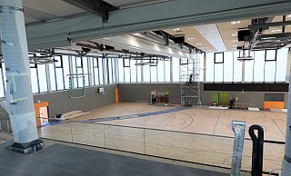 Die neue Dreifach-Sporthalle - hier auf einem Foto aus dem April - verfügt über einen Parkettboden, der nur mit Sportschuhen betreten werden darf. Er muss komplett ausgetauscht werden. - Frank-Michael Kiel-Steinkamp