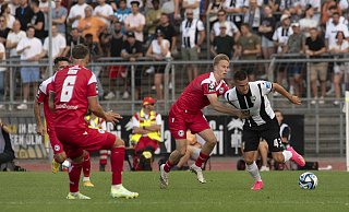 Zu selten zeigen sich die Spieler von Arminia Bielefeld bei der 0:1-Niederlage gegen den SSV Ulm so zupackend wie hier Sam Schreck (Mitte). - Lars Schwerdtfeger