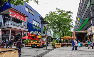 Feuerwehr und Polizei war mit starken Kräften erschienen. - Paul Brinkmann