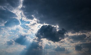 Die Sonne hat es aktuell schwer, ihren Weg zwischen all den Wolken am Himmel zu finden. - Pixabay (Symbolbild)