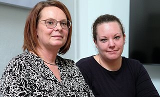 Wissen immer noch nicht, auf welche Schule ihre Kinder nach den Sommerferien gehen werden: Nina Fernandez (l.) und Sabrina Knopp aus Gütersloh. - Andreas Frücht