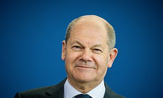 Bundeskanzler Olaf Scholz (SPD) hat sich bei seinen Ministerinnen und Ministern mit einer Schokolade der Marke „Ampelmann“ für ein Jahr Zusammenarbeit bedankt. Zum Auftakt der turnusmäßigen Kabinettssitzung lag am Mittwoch auf jedem Platz des Kabinettstischs eine Tafel der Geschmacksrichtung Zartbitter. - Michael Kappeler