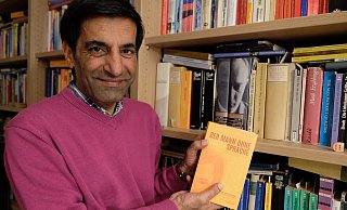 Rahman Jamal, der "Mann ohne Muttersprache", hat ein Buch über sein nicht ganz so konventionelles Leben und die Integration in Deutschland geschrieben. - Hans-Hermann Igges