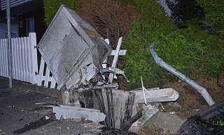 In Hiddenhausen gibt es nun einen massiv beschädigten Telefonverteilerkasten und ein abgeknicktes Verkehrszeichen. - Polizei Herford