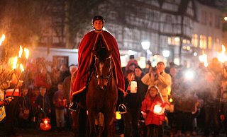 Da staunten nicht nur die Kinder: Der Martinszug in Beverungen im Jahr 2015. Beverungen Marketing wird das Event künftig nicht mehr organisieren. - Torsten Wegener