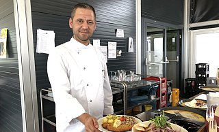 Unter anderem im Angebot bei Küchenleiter Christian Hofbauer: Schnitzel mit Pfifferlingen und ein Salat. - Felix Schwien