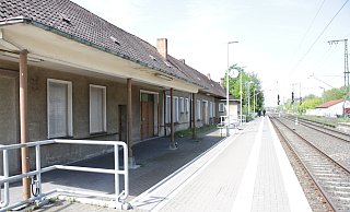 In dieser Woche haben sich am Bahngebäude Vertreter der Bahn, von Ordnungsamt und Stadtwerke, der Unteren Wasserbehörde des Kreises und der Warburger Feuerwehr zur Klärung des Ölfilmproblems getroffen. - Dieter Scholz